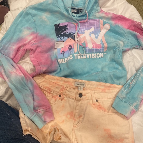 MTV tie dye hoodie (Xs) and forever 21 cut off shorts size 26 - Picture 4 of 4